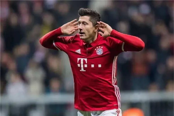 最受欢迎的十大足球明星 有哪些比较有名的足球明星