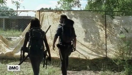 行尸走肉 第七季12集 瑞克女刀擦火花