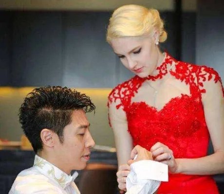 撒贝宁升级当爸爸，何炅提着礼物去看孩子，撒贝宁当时是怎么做的？