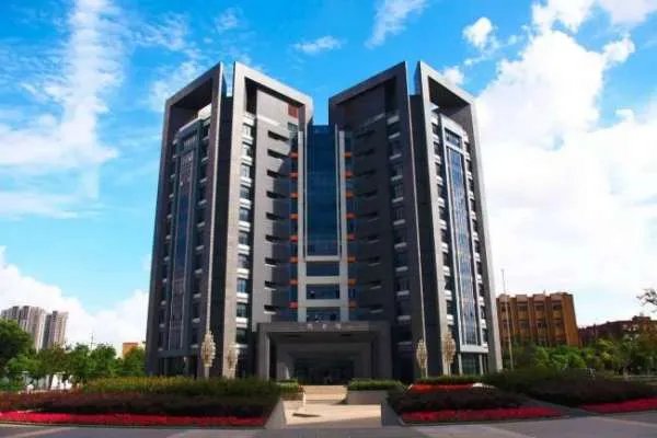 复旦大学研究生院和上海电力学院研究生院的地址，这两个学校远吗？