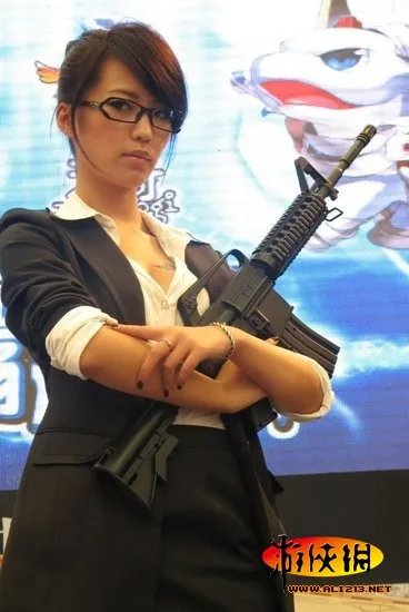 混血嫩模扮春丽一夜爆红 玩COS变成名捷径