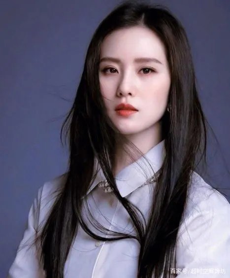 刘诗诗水果写真，黑色柔卷发搭配白衫仙气十足，温柔优雅有多精致？