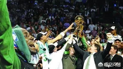 绿军落后22分，球迷们全场站起来为球队打气，怎么评价波士顿球迷？