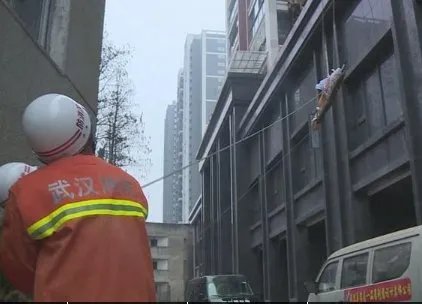 装修工坠楼身亡发生在哪里？