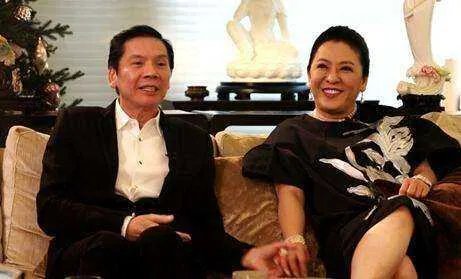 向华强让成龙下跪是真的吗