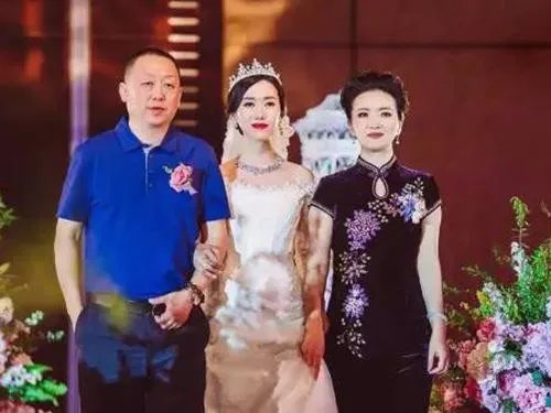 女士参加婚礼穿什么好 适合女性参加婚礼的衣服穿搭