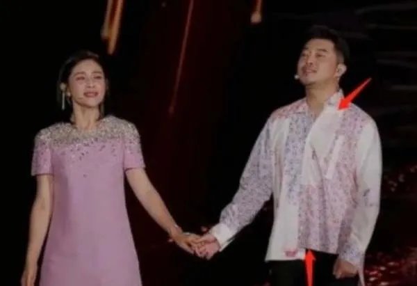 央视中秋晚会沙溢系错扣子引热议，真相到底是什么？