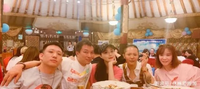 范冰冰参加过生日聚会，和员工合影的照片太出众了，她身边的男人是谁？