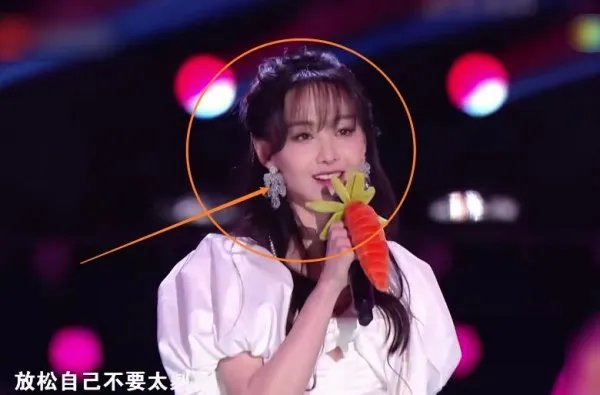 郑爽和时代少年团同台，没有精修的镜头下，腿型认真的吗？