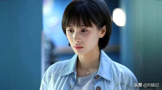 王子文高铁踩桌板是否应该被谴责？