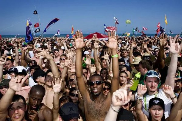 是什么原因导致美国多所大学出现严重疫情情况？