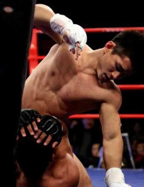 中国拳手杨建平遭日本拳王吐口水，一脚踢翻日本教练，该不该？