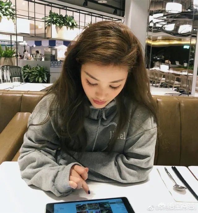 现在50岁的女人，化妆能化成20岁吗？