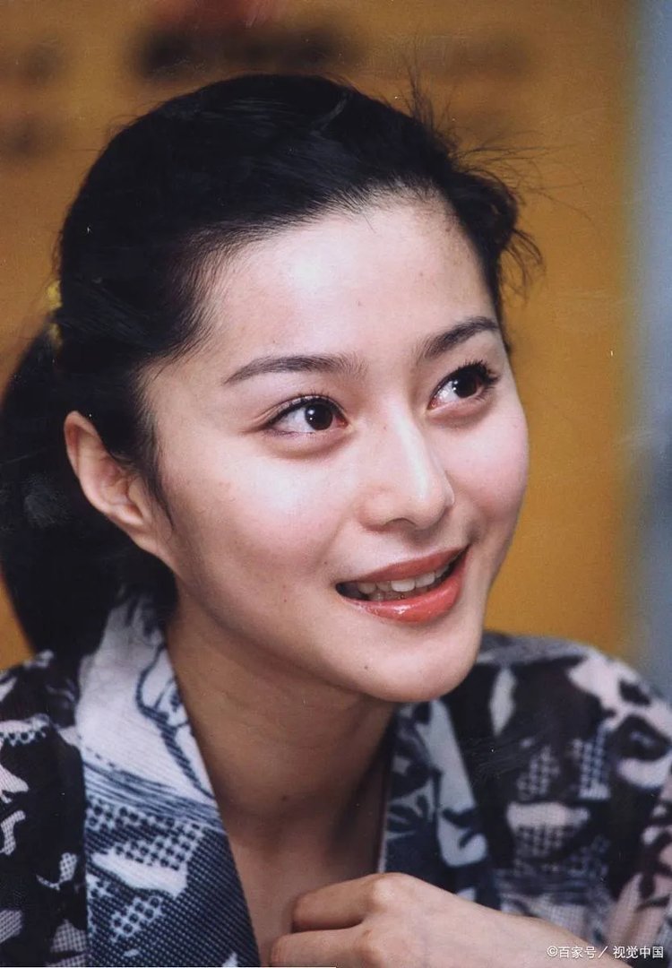 范冰冰参加过生日聚会，和员工合影的照片太出众了，她身边的男人是谁？