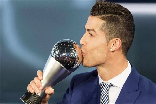 最受欢迎的十大足球明星 有哪些比较有名的足球明星