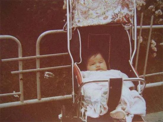 黄圣依童年照曝光和两个儿子像吗？