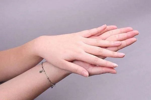 堪称世界指甲最长的女性，长达576厘米入选吉尼斯，她是如何做到的？