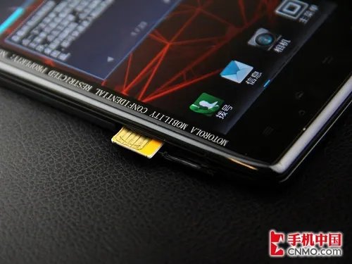 经典刀锋来袭 摩托罗拉RAZR XT910评测