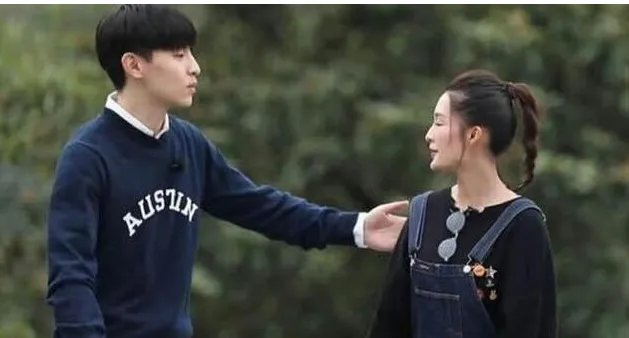 邓伦帮李沁洗手是什么情况？