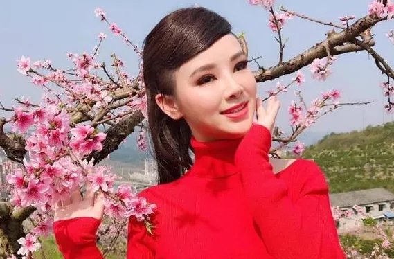 盲人歌手刘赛因星光大道成名，32岁嫁帅气老公，如今怎么样了？