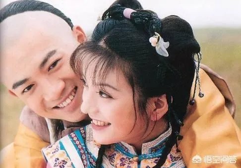 《还珠格格》的尔泰喜欢小燕子吗？