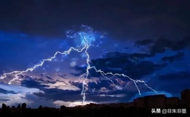 如何看待美国最大国旗被雷劈断，华盛顿纪念碑也遭雷击呢？