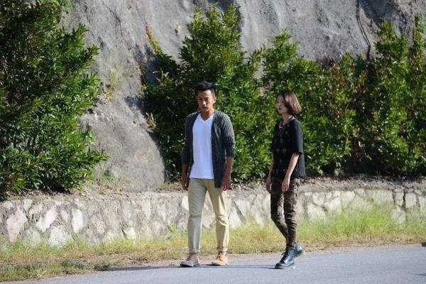 老公在参加同学聚会的时候带着他的小三去了，后来被我意外知道，我该怎么办？