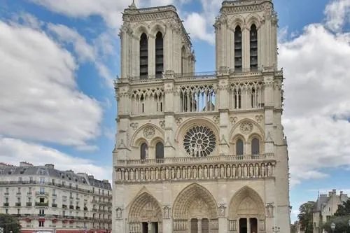 据报道,巴黎圣母院前广场暂时关闭,关闭的原因是什么?