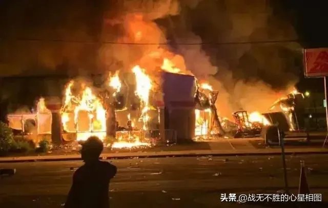 美国在特朗普的任期内经历了新冠和示威，特朗普会不会提前下台？