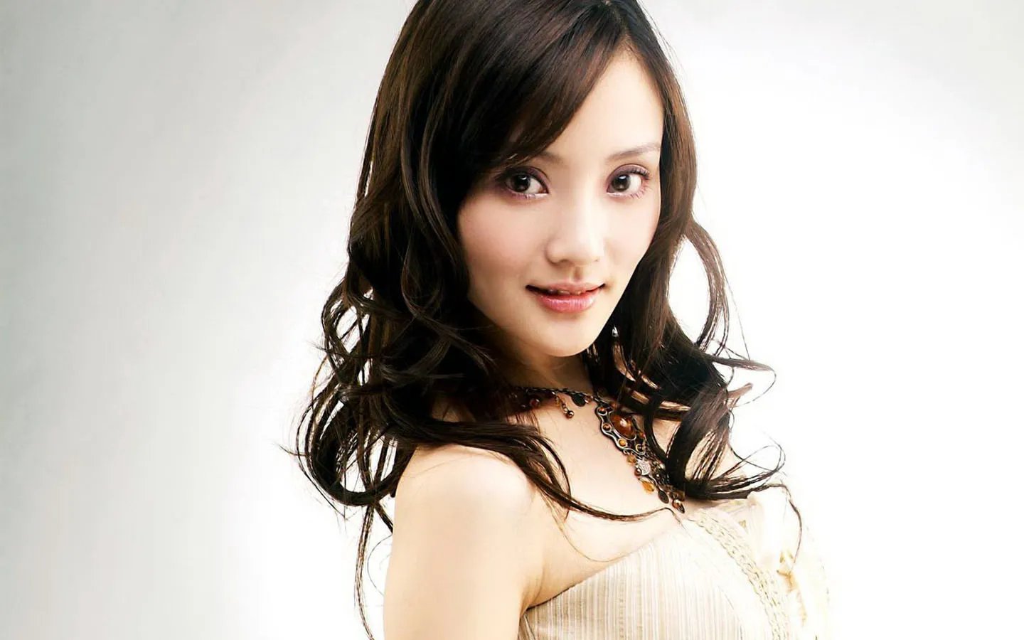 对于金鹰女神宣传片没有李小璐一事，你怎么看？