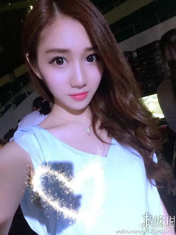 《LOL》最美游戏女主播登男人装：火辣身材一览无遗