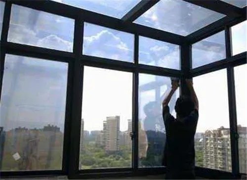 家用玻璃贴膜多少钱一平 玻璃窗膜怎么贴才不起泡