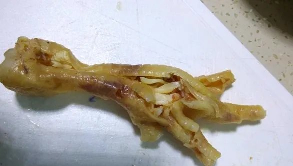 小作坊工人用嘴啃出无骨鸡爪的视频流出，看完你还敢吃那些东西吗？