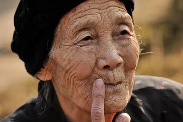 茂名18岁孤女带91岁的奶奶上大学，女孩为何这么做？