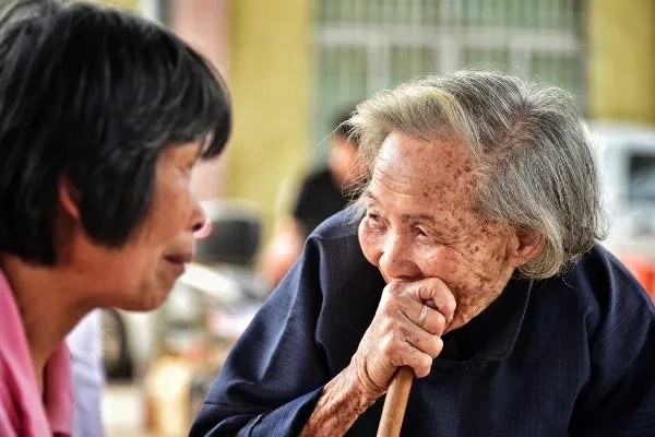 茂名18岁孤女带91岁的奶奶上大学，女孩为何这么做？
