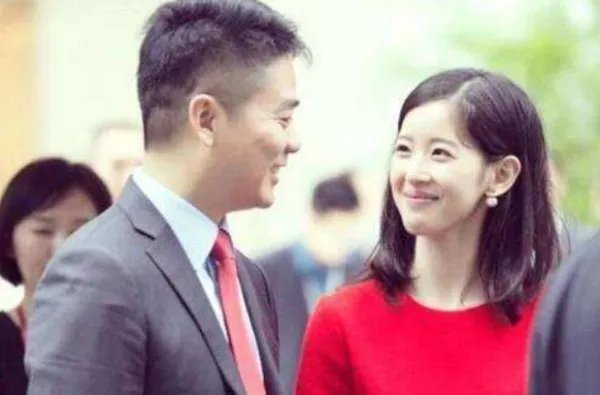 刘强东当初是怎么看上还是学生的奶茶妹妹的？