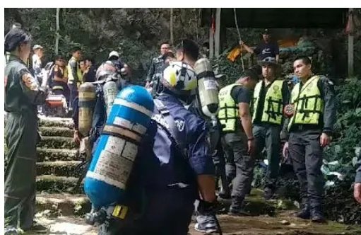 足球队被困岩洞的原因是什么？