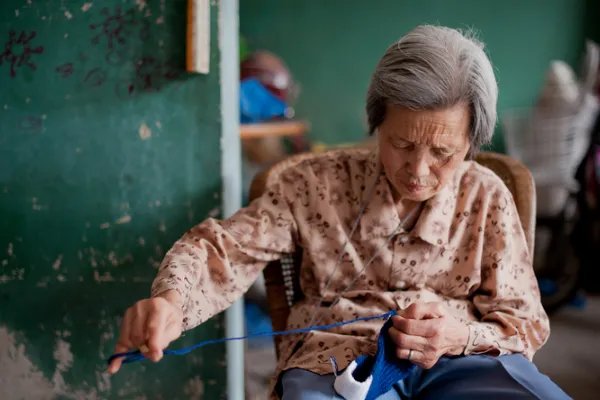 茂名18岁孤女带91岁的奶奶上大学，女孩为何这么做？