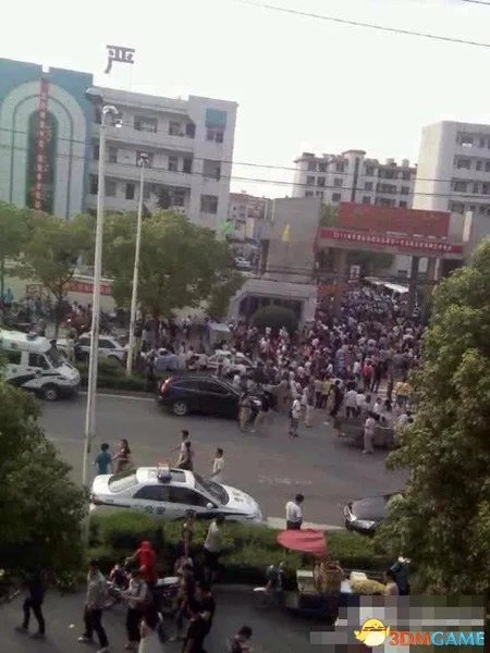 湖北高考生家长围堵考点 2名监考老师抓作弊被打