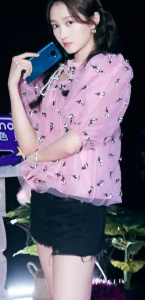 难怪关晓彤一直不穿“墨汁裤”，看她穿上后的腿型，这是认真的吗？