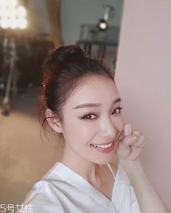 韩式女生短发扎法教程 百变发型扎法