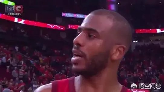 保罗被队友偷袭摸头杀，保罗脸色大变，塔克差点挨打，当时发生了什么？