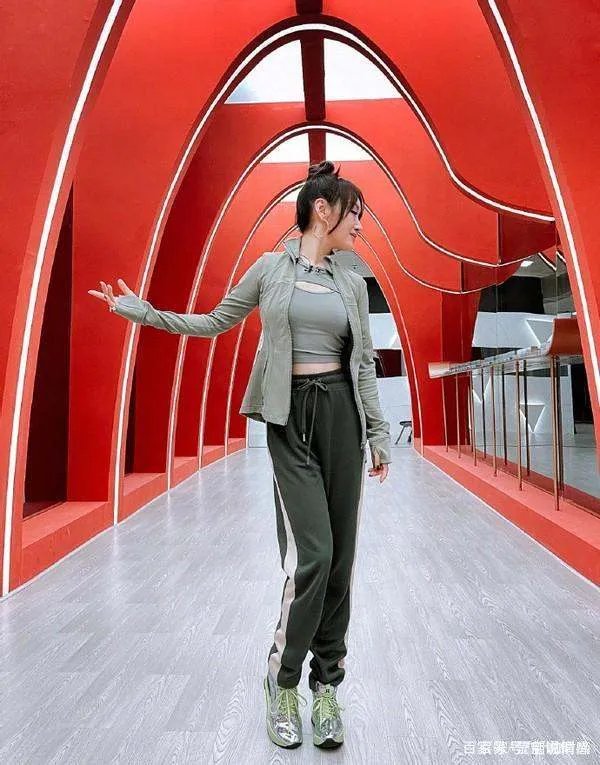 服了杨钰莹的“冻龄感”，露脐上衣搭长裤，身材比少女还少女！你怎么看？