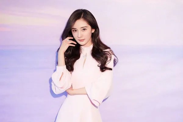 杨幂遭遇代拍，现场只有一个保镖一个助理，嘉行这么不待见杨幂了？