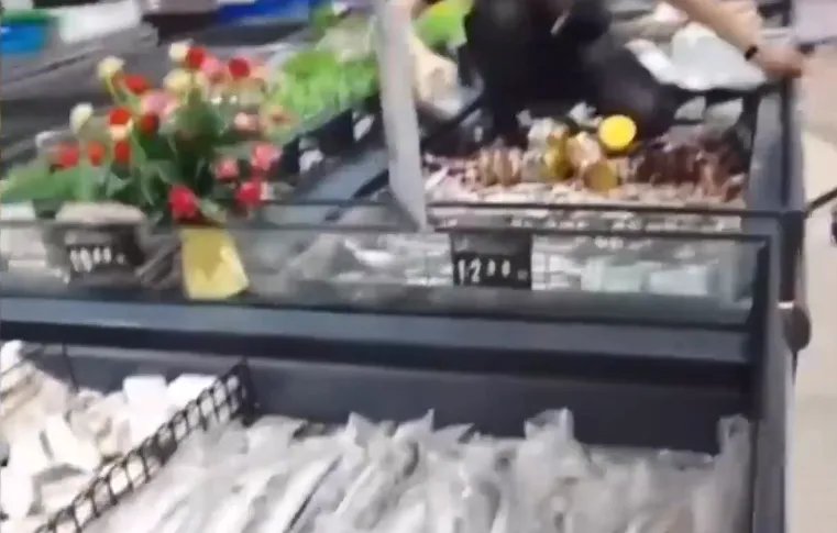 永辉超市工作人员脚踩冷冻鱼虾，为什么只是对该员工加强管理？