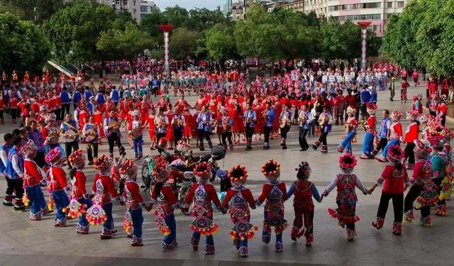 云南彝族跳舞为什么要用左脚？