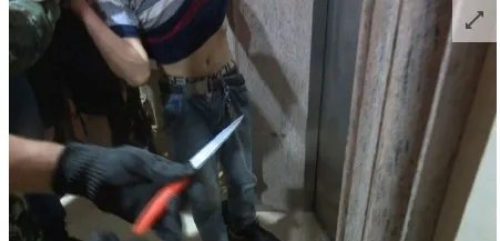 男子为何持刀挟持女友弟弟？