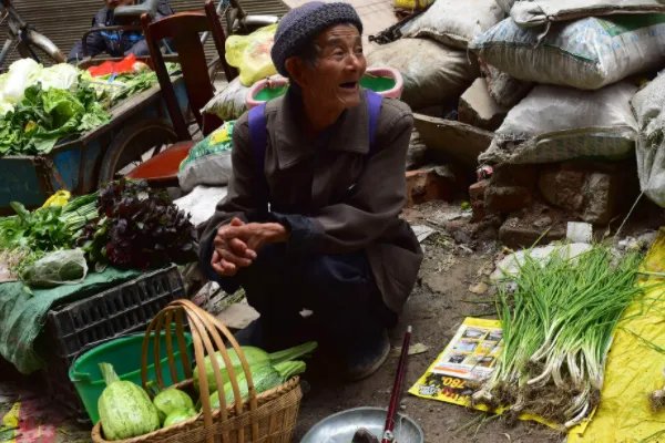 为什么那么多年轻人愿意去超市买菜，却不愿意买农村老人的菜？