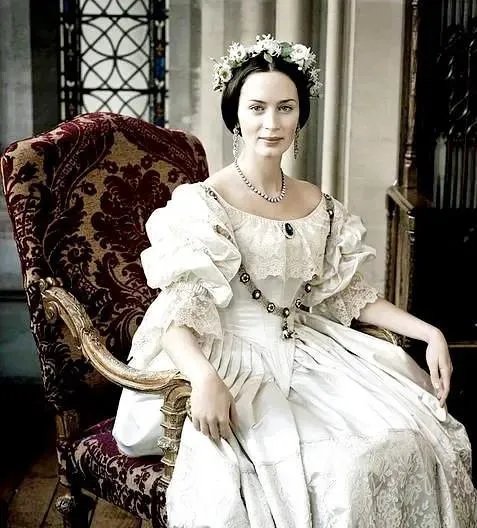 维多利亚女王：第一个穿着白色婚纱出嫁的新娘，拯救了霍尼顿蕾丝