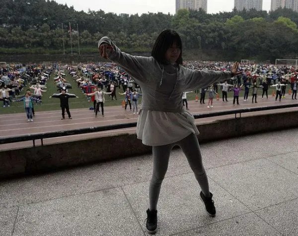 中学课间操全体跳街舞是怎么回事？